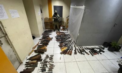Imagem de armas apreendidas em Itaguaí