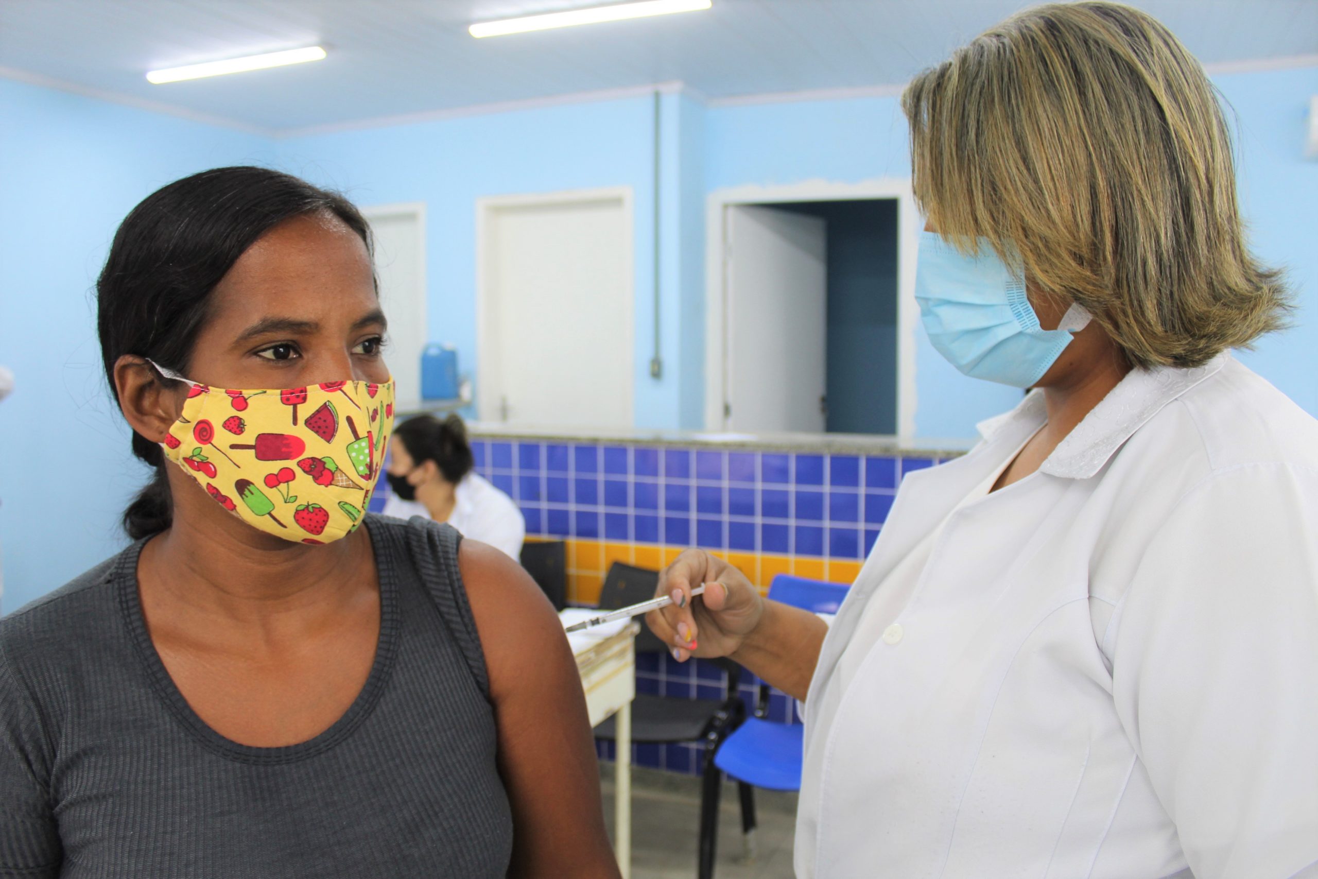 Mulher sendo vacinada