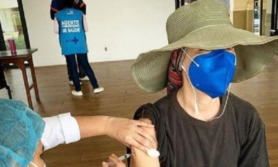 Fernanda Torres sendo vacinada
