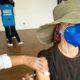 Fernanda Torres sendo vacinada