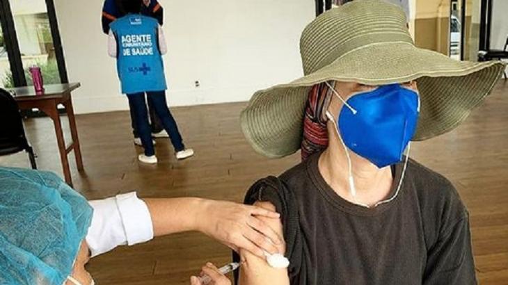 Fernanda Torres sendo vacinada 