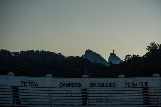 Foto de parte do estádio do Fluminense com o Cristo Redentor no fundo