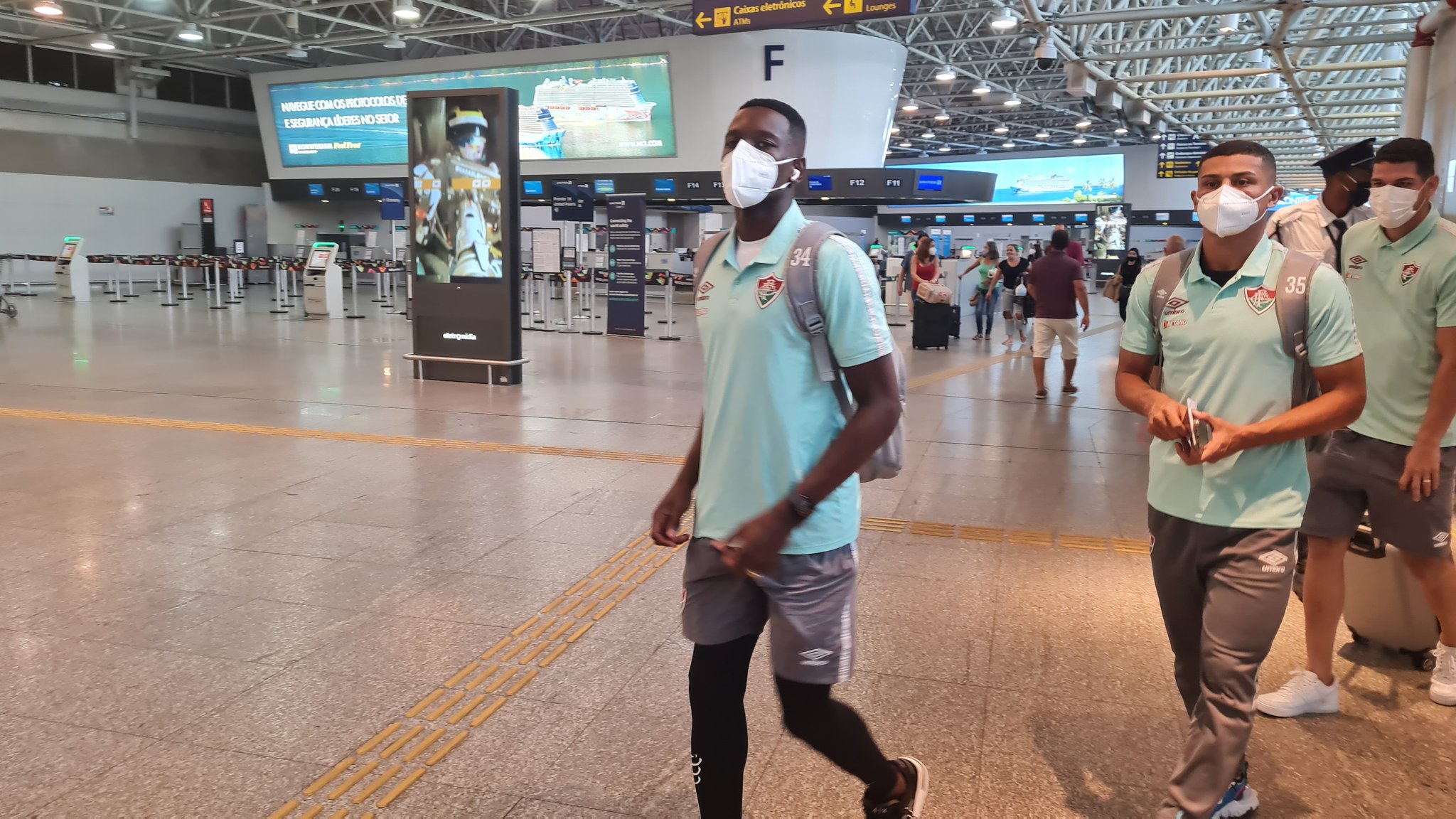 Luiz Henrique e André no embarque do Fluminense