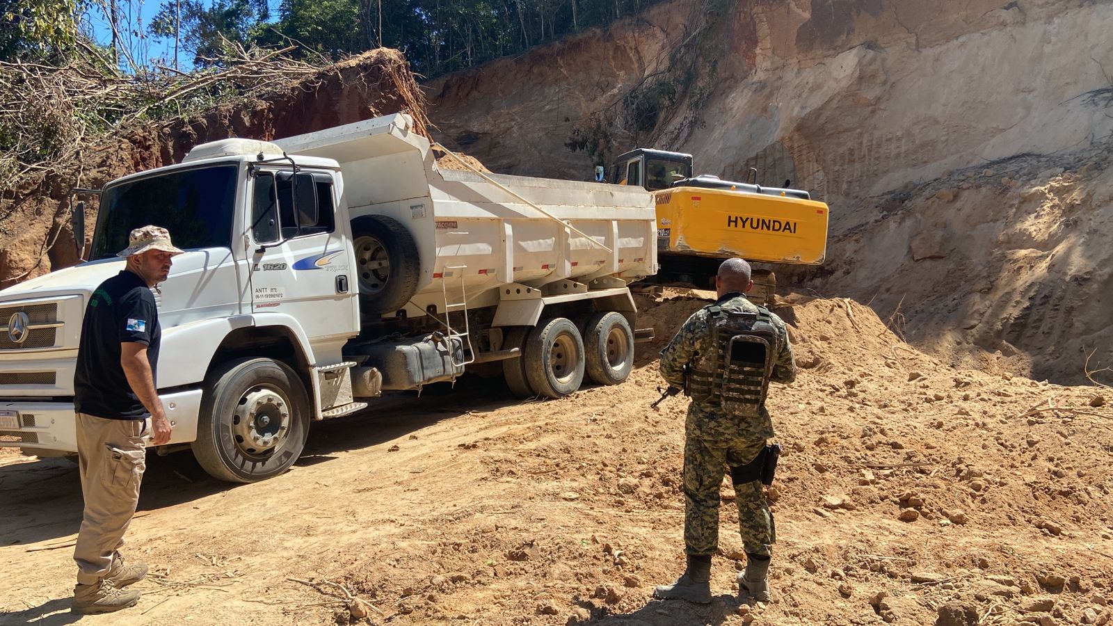 Agentes flagram a extração no momento que chegaram ao local da denúncia