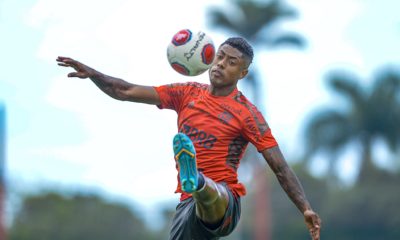 Bruno Henrique domina a bola no treino do Flamengo