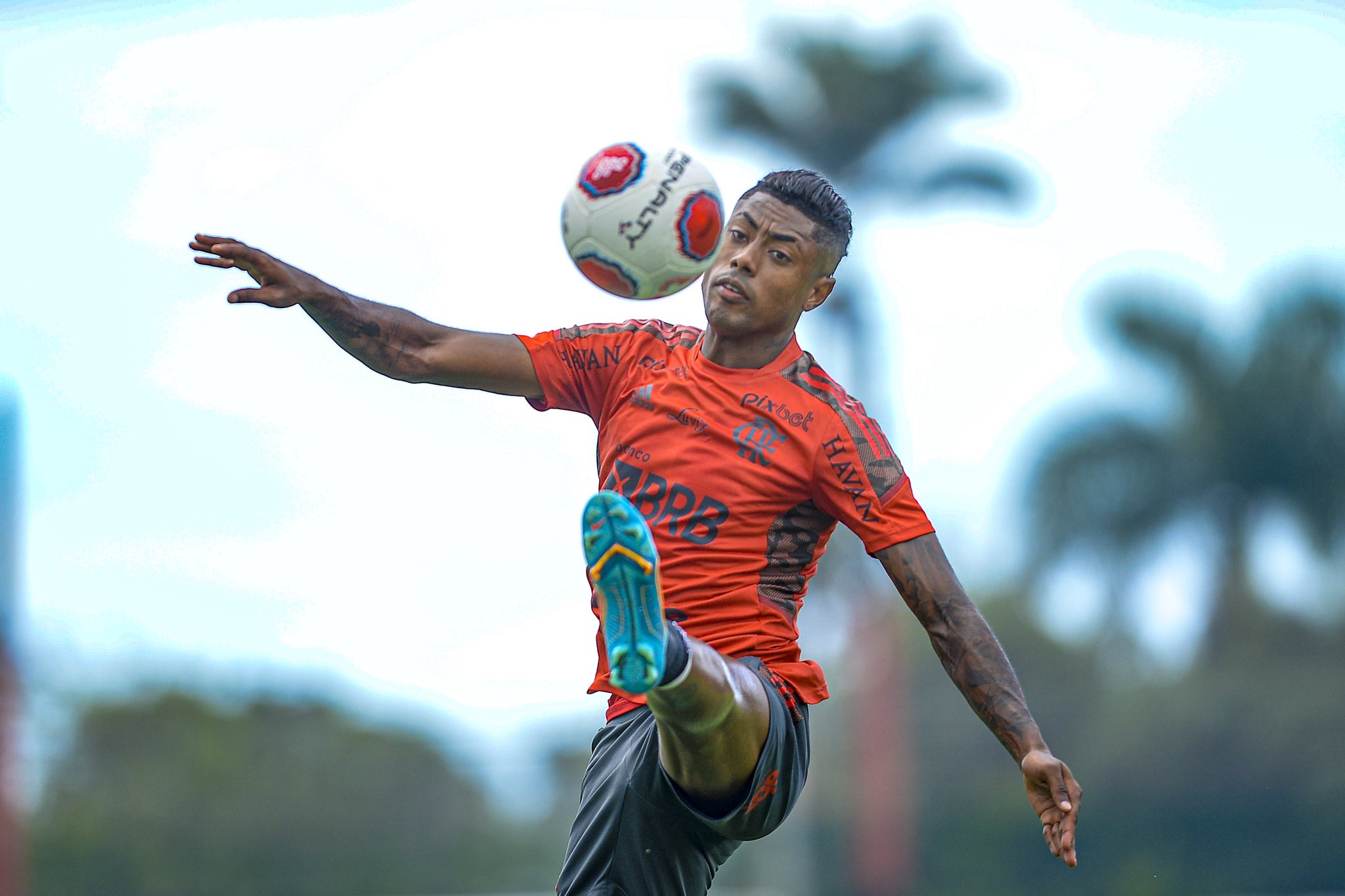 Bruno Henrique domina a bola no treino do Flamengo