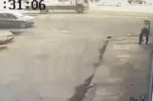 Pai do sargento da Marinha Bruno Santos, Lourival Ferreira de Lima aparece recolhendo cápsulas