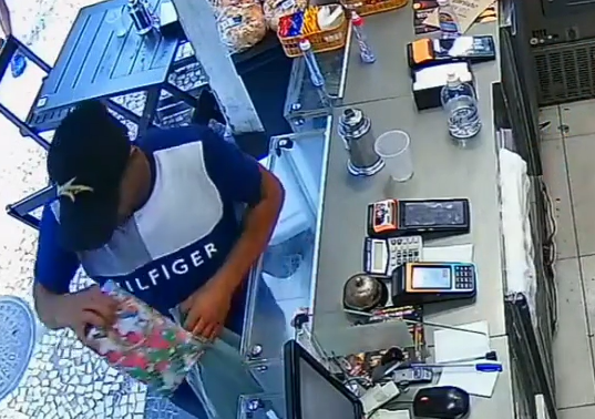Segurança Presente prende homem que tentou furtar caixinha de Natal de padaria em Copacabana