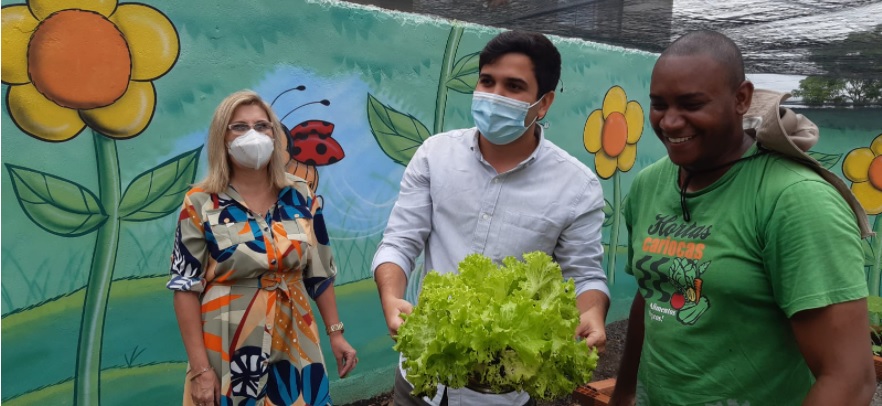 Imagem do secretário Renan Ferreirinha na horta da creche