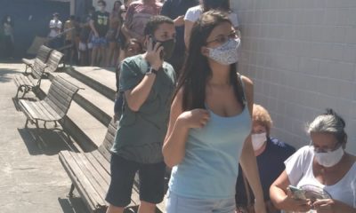 Fila da imunização no Posto de Saúde Carmela Dutra, em Rocha Miranda (Foto: Reprodução)