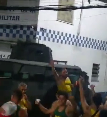 Folião em carro da PM