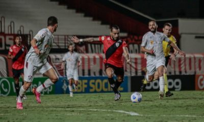 Atlético-GO no ataque contra o time do Fluminense