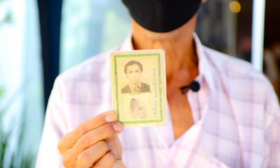 pessoa segurando documento