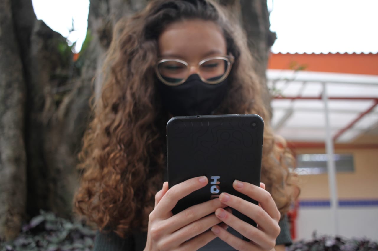 Menina mexendo em um tablet