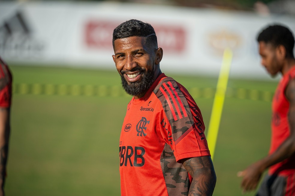 Rodinei com a camisa do Flamengo sorrindo
