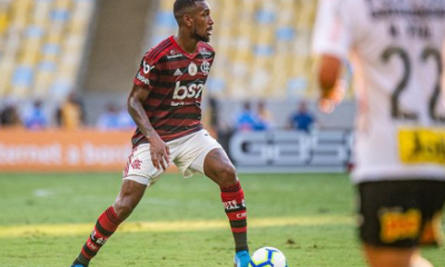 Gerson em campo com a camisa do Flamengo