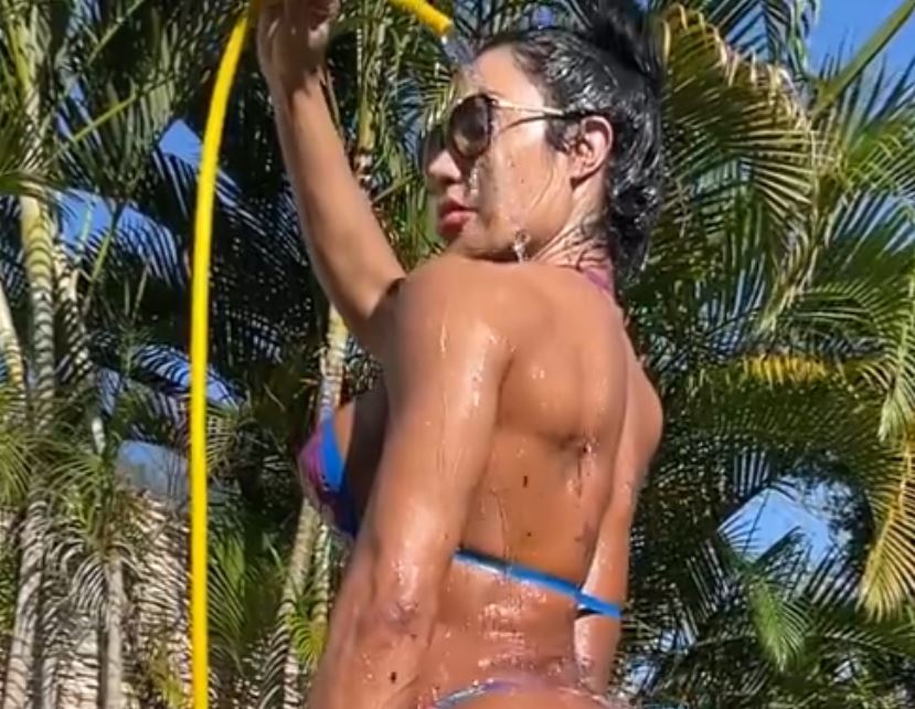 Gracyanne Barbosa tomando banho de mangueira