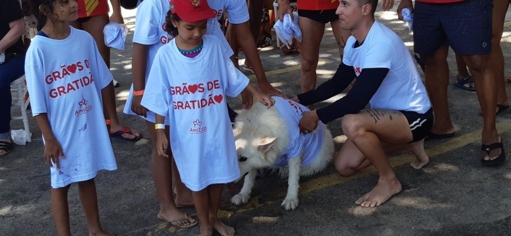 Imagem das crianças no evento do Corpo de Bombeiros