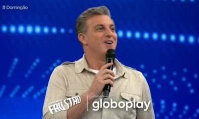 Luciano Huck no encerramento do programa com a logo do Faustão