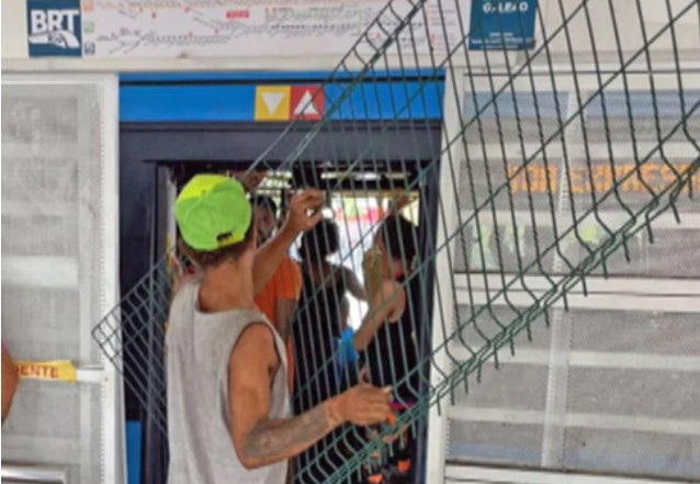 Homem é flagrado embarcando com grade furtada no BRT