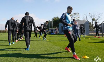 De uniforme de treino, jogadores do Vasco trabalham em Porto Alegre