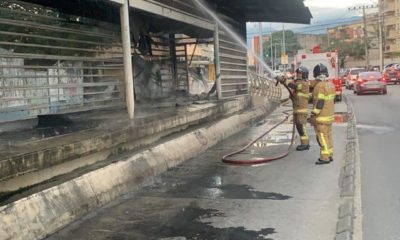 Imagem de uma estação do BRT queimada