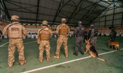 Imagem de agentes fazendo uma varredura em unidades prisionais