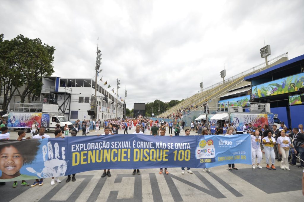 Cineastas Mirins desfilam na Sapucaí em campanha contra abuso infantil