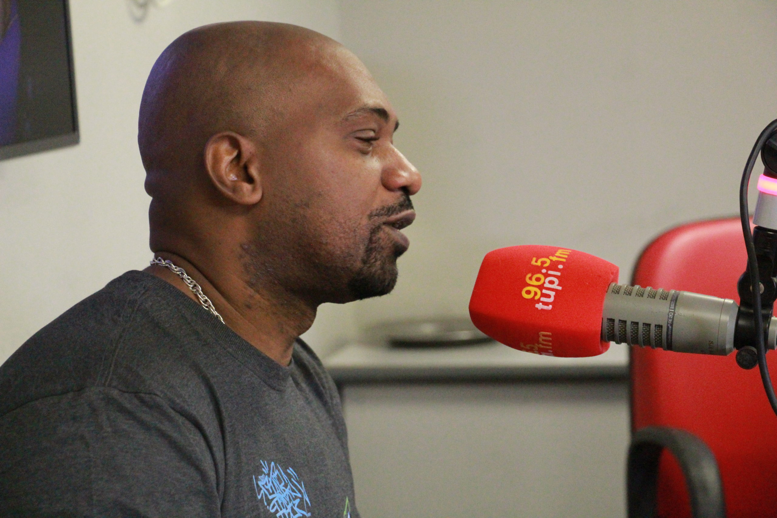 MV Bill no programa De Frente Com Elas (Foto: Talita Giudice/ Divulgação: Super Rádio Tupi)