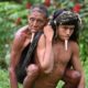 Indígena carrega pai nas costas para tomar vacina da Covid