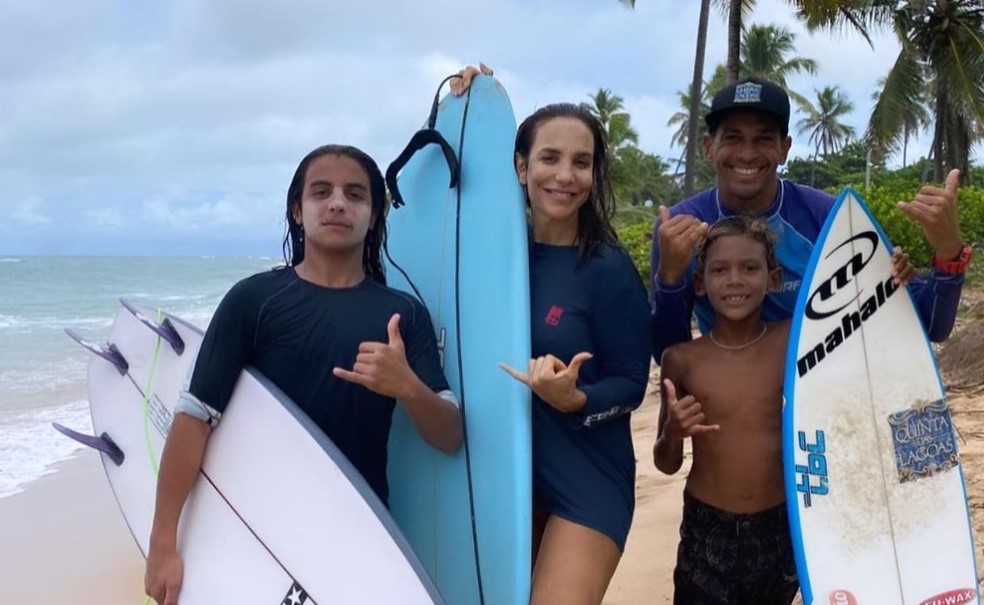 Ivete Sangalo surfa ao lado do filho