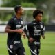 Jô e Willian durante treino pelo Corinthians