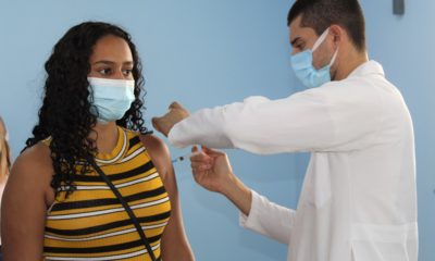 imagem de uma adolescente sendo vacinada