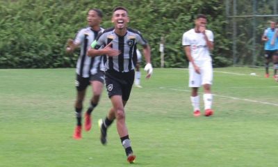 Juninho do Botafogo comemorando gol contra o Atlético-MG