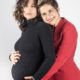 Nanda Costa e Lan Lan mostrando a barriga da gravidez de cinco meses
