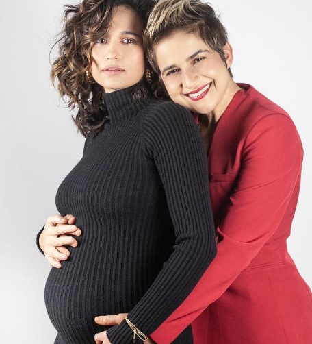 Nanda Costa e Lan Lan mostrando a barriga da gravidez de cinco meses