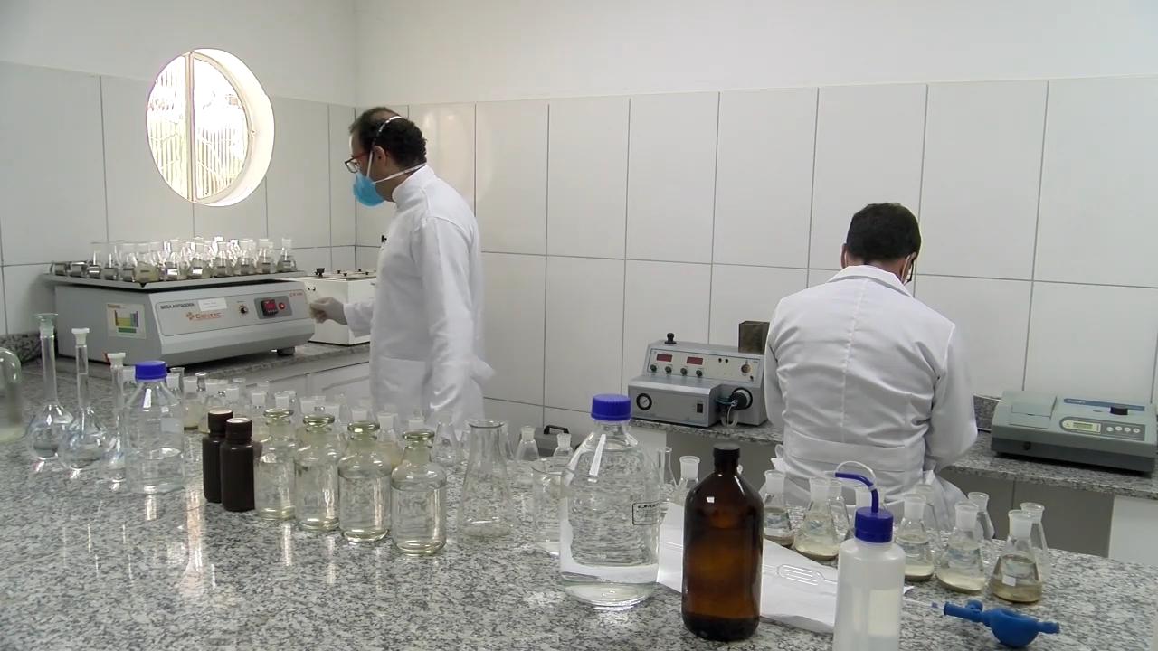 Imagem de duas pessoas no laboratório