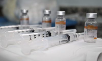 vacinas e seringas