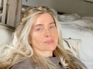 Letícia Spiller posa totalmente pelada em cenário natural: 'Conexão