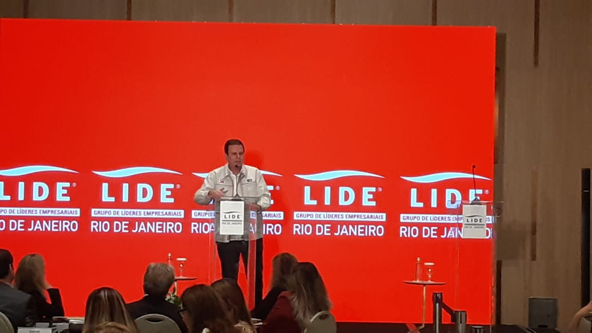 Imagem de Eduardo Paes discursando durante evento do Lide