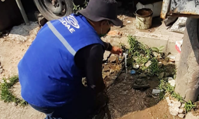 Profissional da Cedae desfaz ligação clandestina de água