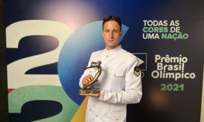 Lucas Verthein recebendo o Prêmio de Melhor atleta de remo do ano