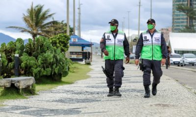 Imagem de dois policiais do Programa Barra Presente