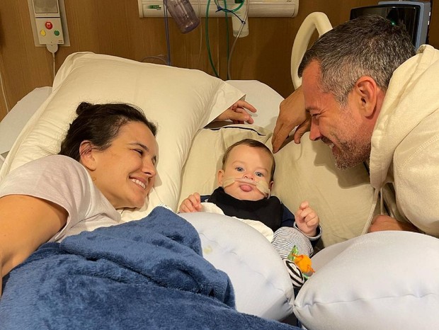 Malvino Salvador com a mulher, Kyra Gracie e o filho, Rayan, deitado na cama do hospital