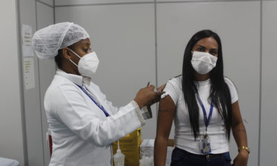 Imagem de uma enfermeira aplicando uma vacina