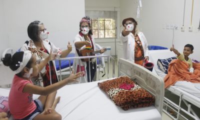 Com máscaras faciais N95 personalizadas, vacinadas com as três doses contra a Covid-19 e seguindo as recomendações sanitárias, as palhaças “Beloka”, “Bunitinha” e “Ana Rika” levaram um clima de alegria por onde passaram