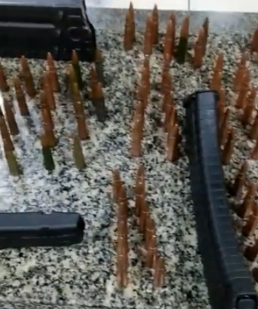 munições apreendidas pela polícia após tiroteio em Bonsucesso (Foto: Reprodução/PMERJ)