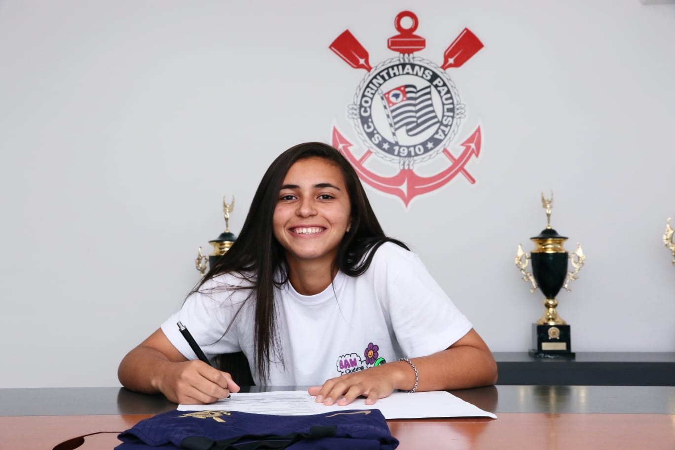 Mariza assinando contrato com o Corinthians