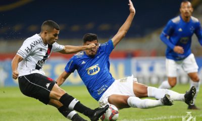 Morato em ação pelo Vasco diante do Cruzeiro pela Série B