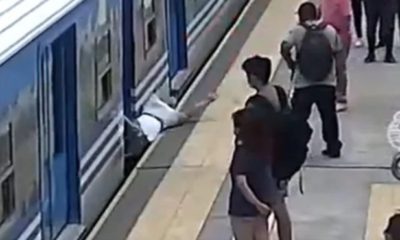 Mulher cai em trilho do metrô na Argentina